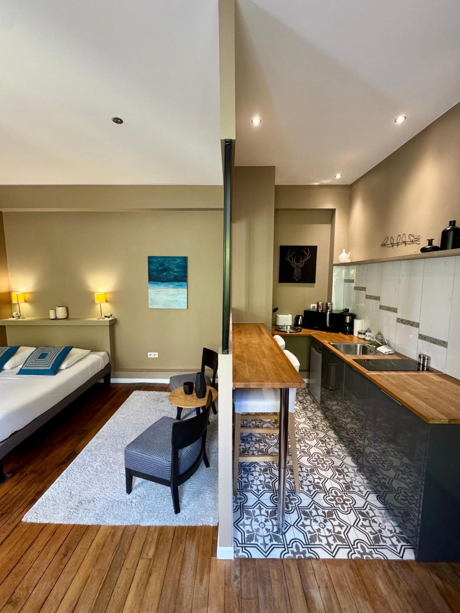 Wisteria Bed & Breakfast Fontainebleau Bagian luar foto